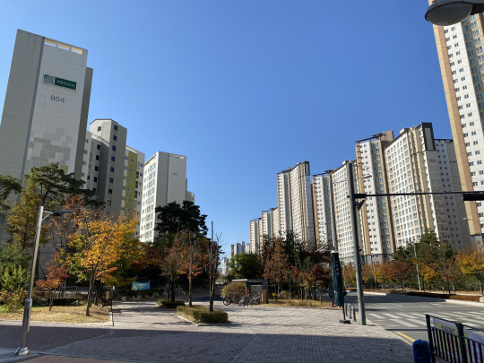 지난달 김포시 한강센트럴자이 1단지 전 주택형에서 신고가 실거래 매매가 이뤄진 것으로 나타났다. 사진은 김포시 운양동 일대 아파트 단지 전경.  이상현 기자 ishsy@dt.co.kr